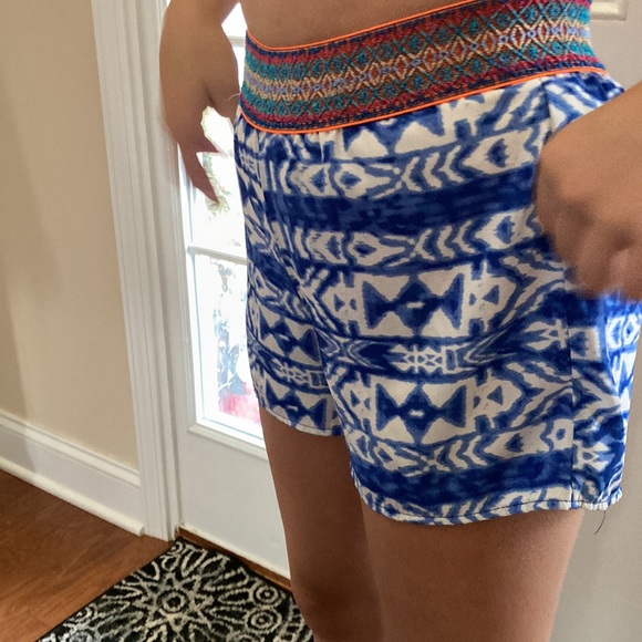 Girls patterns polyester blend shorts. Size small - Picture 2 of 6
